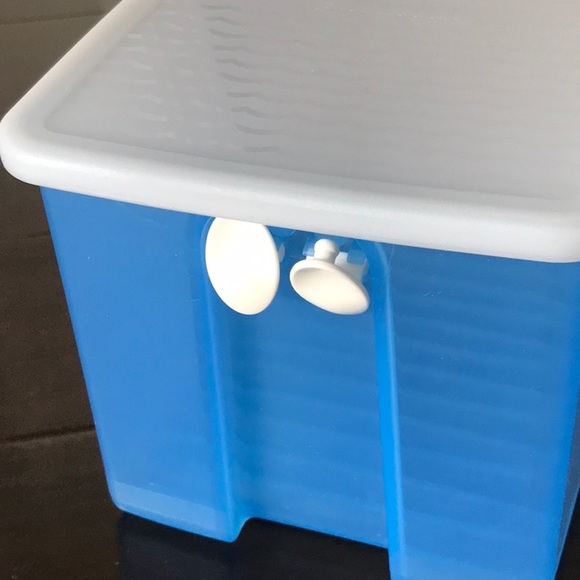 Tupperware Produce Storage Container Blue - Picture 2 of 4
